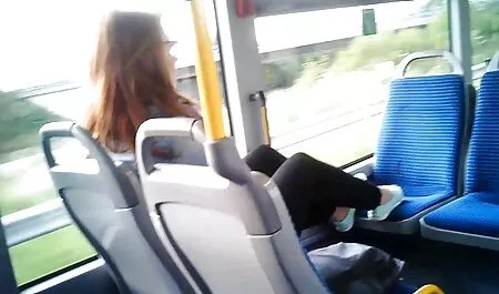 Um homem filmes pornos de sexo anal dedos o pequeno frango na frente de seu interlocutor.