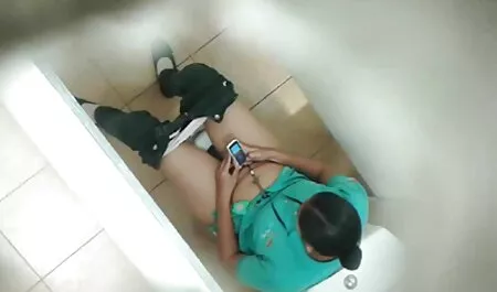 Lena Paul e sua namorada fodem videos de coroas no anal no ginásio.