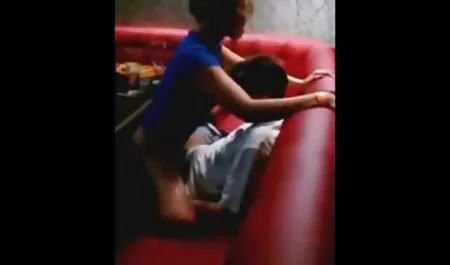 Menina fodida video de sexo anal caseiro brasileiro na bunda por um homem.