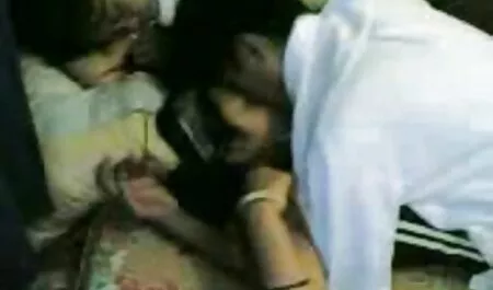 Inglês dedos na video sexo anal duplo cozinha.