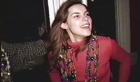 Um homem negro frita Cabelos assistir filmes de sexo anal online Castanhos com um pênis grande.