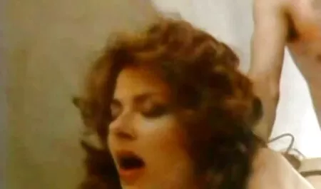 Morena lânguidamente em meias é video anal forçado fodida por um homem.