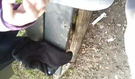 Bela vassoura anal amatrur no jardim.