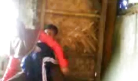 Salte sobre sex anal profundo o falo em uma sala barata.