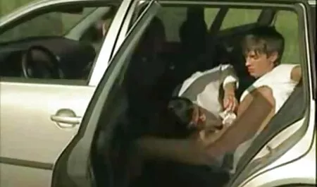 A videos de sexo anal quente criança tem uma galinha na boca.