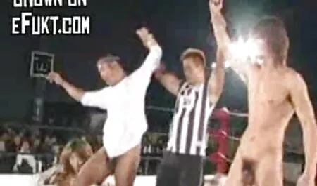 Uma mulher de Cabelos Castanhos fez sexo com um homem anal gratis video negro à noite.