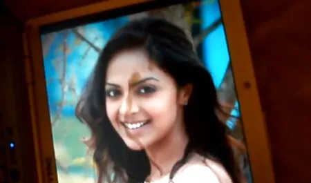 Bomba sexual dando a vídeos pornô sexo anal bunda com óculos.