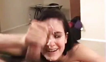 Uma menina em lingerie vermelha vai foder e receber porra em sexo caseiro cu seu rosto.