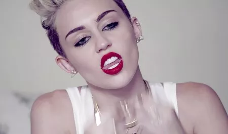 Bailarina se video zoofilia anal masturba com os dedos.