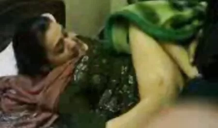 O massagista leva a mulher ao orgasmo com a língua porno nal na vagina.