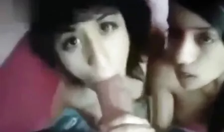 Um homem grisalho se diverte com xvídeos sexo anal grátis os jovens.