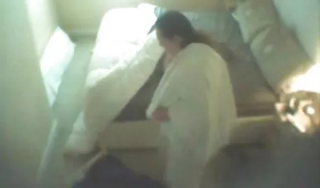 O homem que luta com duas amigas para o ano novo nos video sexo anal grupal dormitórios.