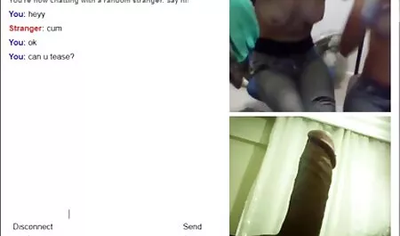 Um funcionário do hotel video anal forçado faz amor no sofá.