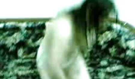 Lésbicas em videos sexo dp anal óleo fodido no sofá.