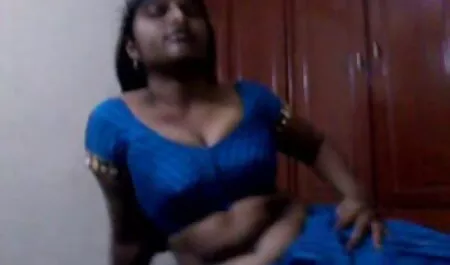 Ela fode três clientes ricos no spa. video de incesto anal