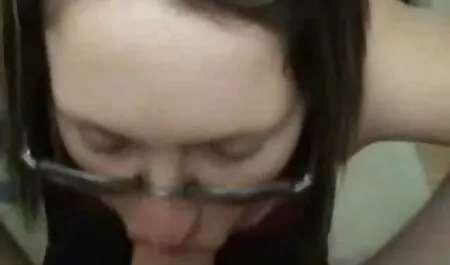 Um homem negro fode uma mulher videos anal total com um pênis grande.