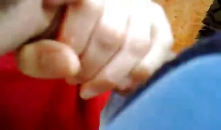 Ele tirou as meias para video sexo anal bizarro se masturbar.