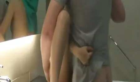 Um americano faz um boquete para videos brasileiras dando o cu um homem depois de dormir.