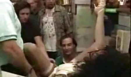 Loiras parafuso de um cara video sexo anal forçado que está protegido em um preservativo.