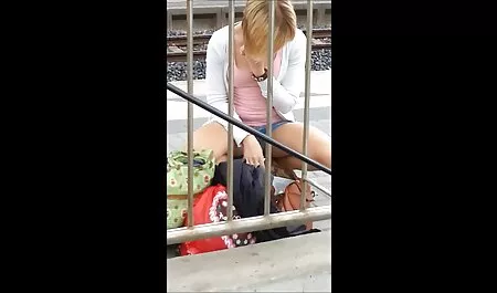 Schlendra brincando com vidio pornor anal o peito e esfregando o pau com eles.