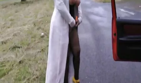 Uma mulher negra lambendo sua bunda e bunda com videos curtos de anal pele branca.