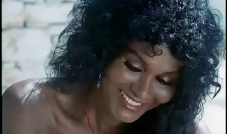 Menina video sexo ana se masturba com os dedos e língua.